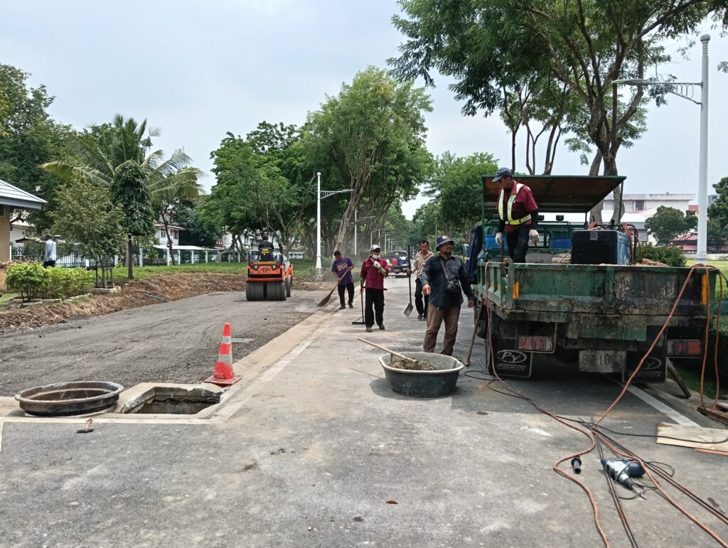 บดอัดชั้นผิว-ซ่อมยกฝาบ่อ-ก่อนปูยางแอสฟัสต์-งานพิธีทางชลมารค-ท่าวาสุกรี ฝนตก