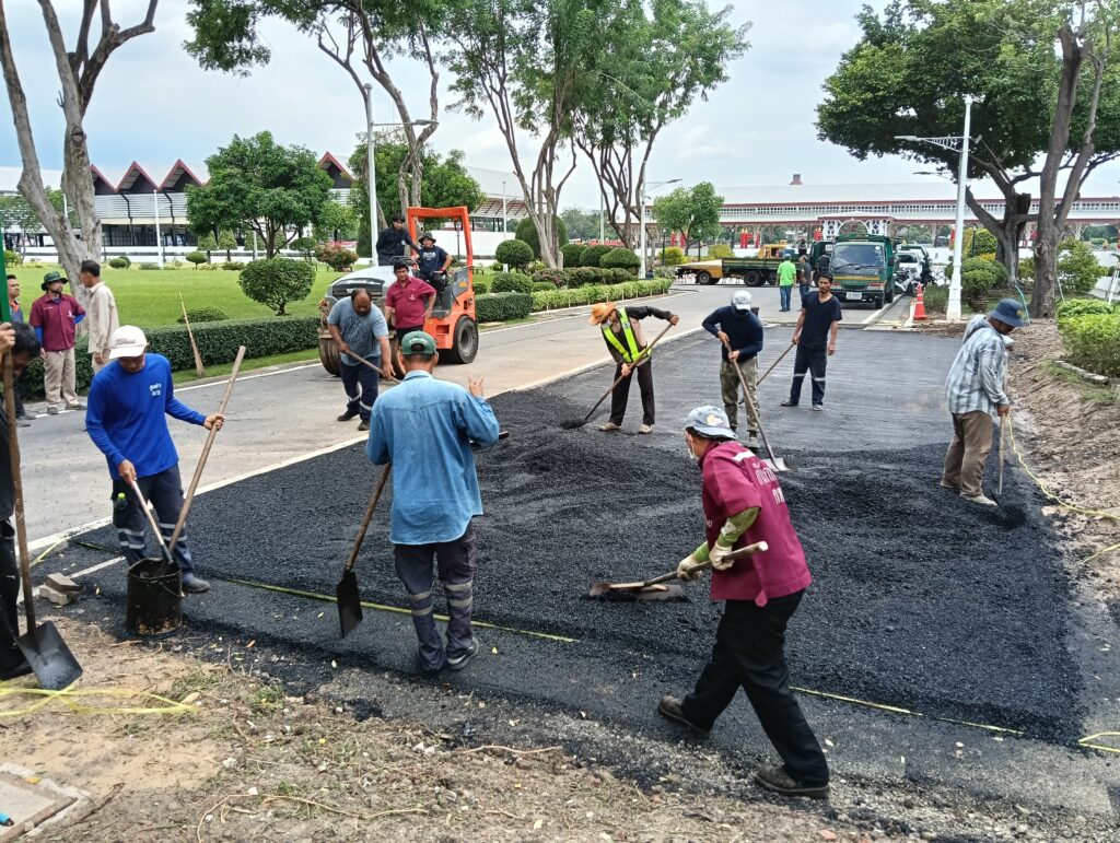 เกลี่ยปูยางแอสฟัสต์-งานพิธีทางชลมารค-ท่าวาสุกรี