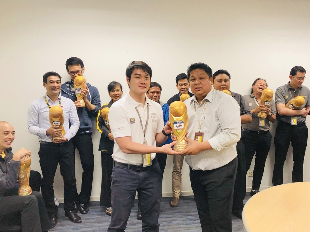 รับรางวัลจาก คุณบุญเอื้อ จิตรถนอม svp ในสมัยนั้น