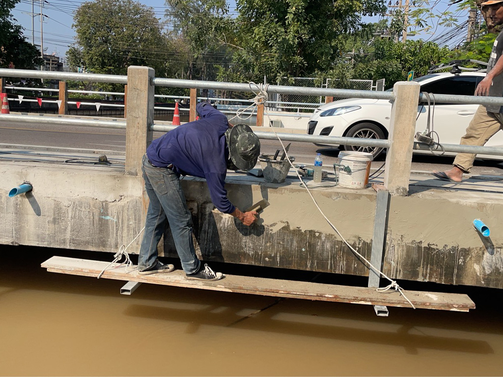 เก็บงานขอบข้างสะพานปูนซีเมนต์